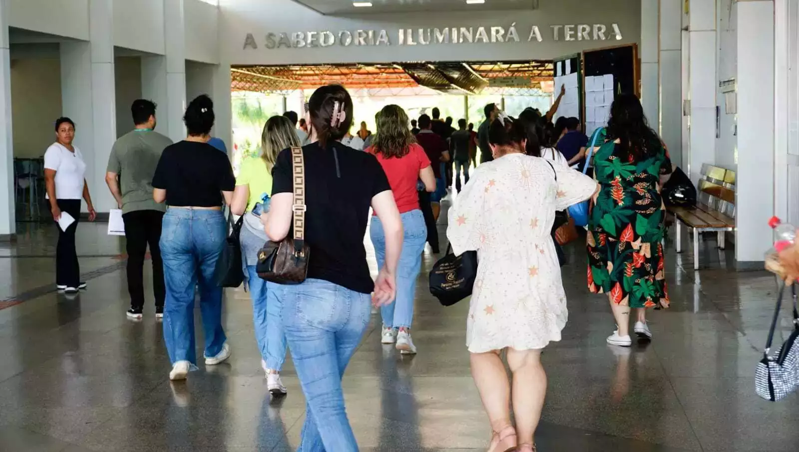 Imagem de candidatos entrando em um local de prova